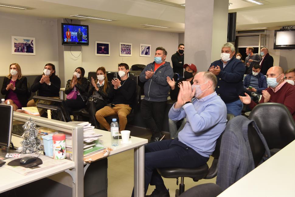 APROBADO. Funcionarios municipales y familiares del intendente Germán Alfaro aplauden su intervención. Con fervor desde la Redacción se siguió el debate que transcurría en LGplay.