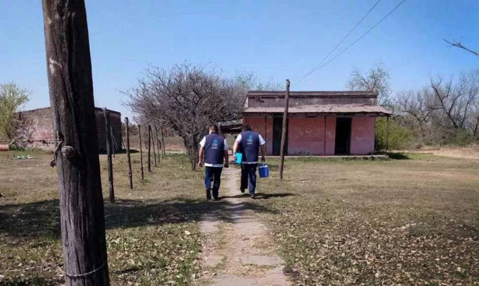 EN EL TERRENO. Los enfermeros van a toda la provincia a vacunar. 