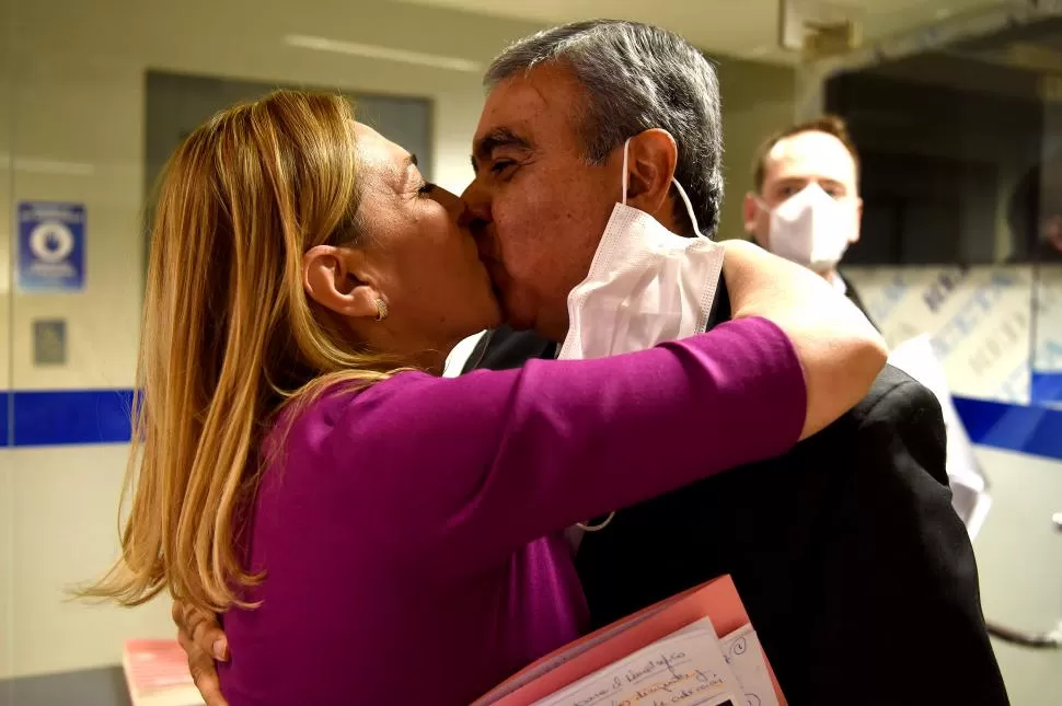 BESO DE PRECANDIDATOS. Ávila y Alfaro, romance en la Redacción. 