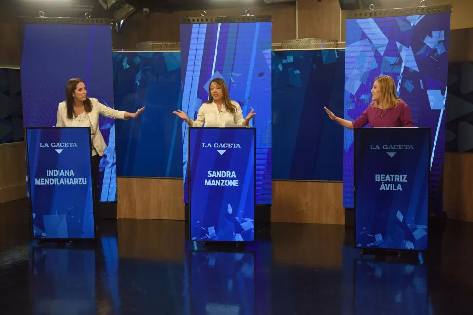 “NO ES LA POLÍTICA QUE QUEREMOS”, “PEDÍ DISCULPAS”, “CÓMO GRITA”. Las precandidatas a senadoras en segundo término gesticulan a la vez en un momento del debate, que tuvo momentos calientes. 