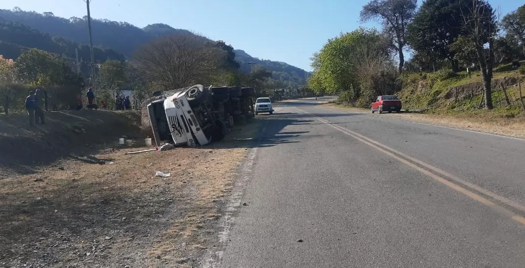 VUELCO EN LA RUTA 340. Fotos: Gentileza Policía de Tucumán