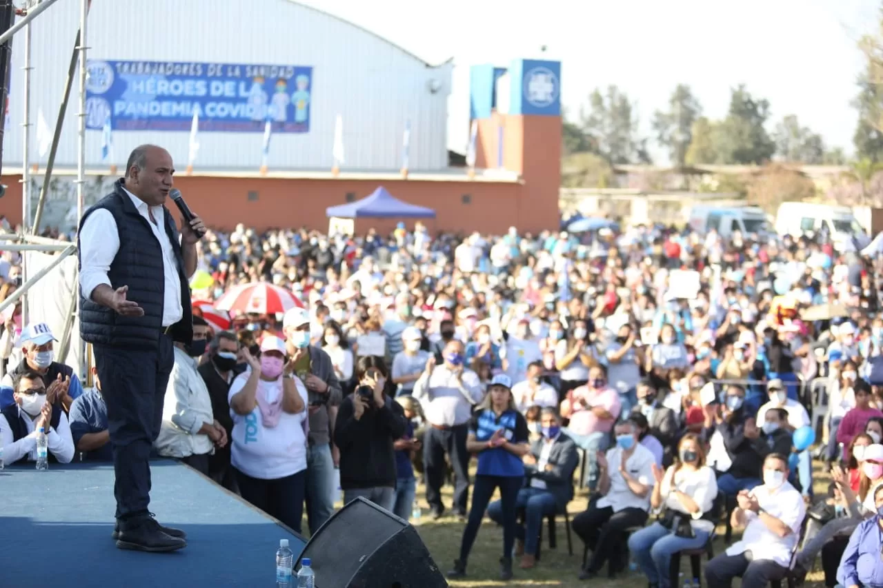 AGRADECIMIENTO. Juan Manzur encabezó un acto con dirigentes y trabajadores de la sanidad.