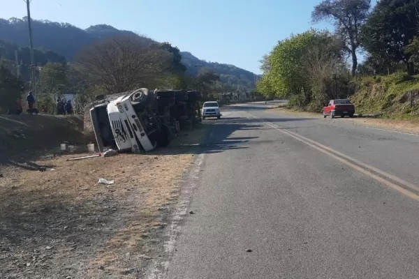 Un camión con acoplado volcó entre Raco y San Javier