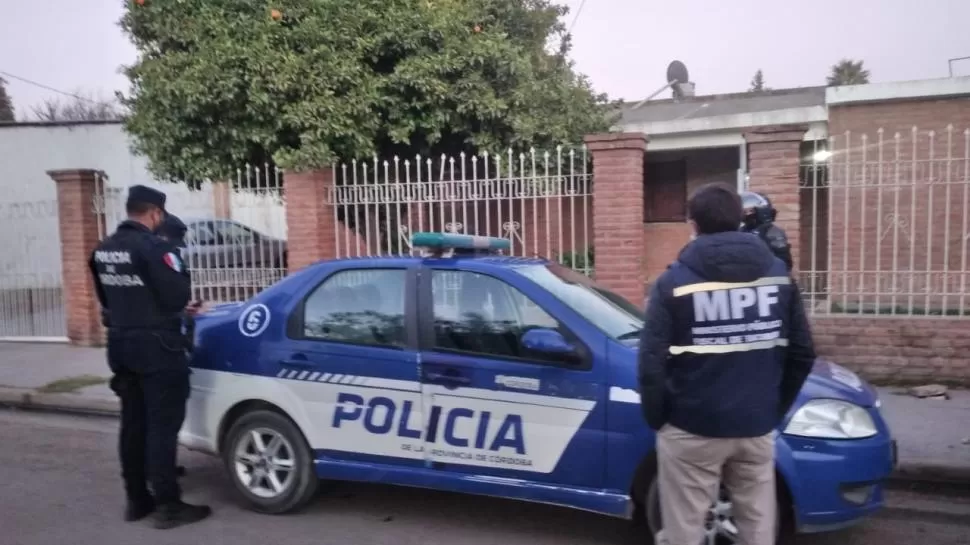 EN PLENO OPERATIVO. Un investigador del ECIF junto a personal policial de Córdoba en una de las casas que allanaron en los últimos días. 