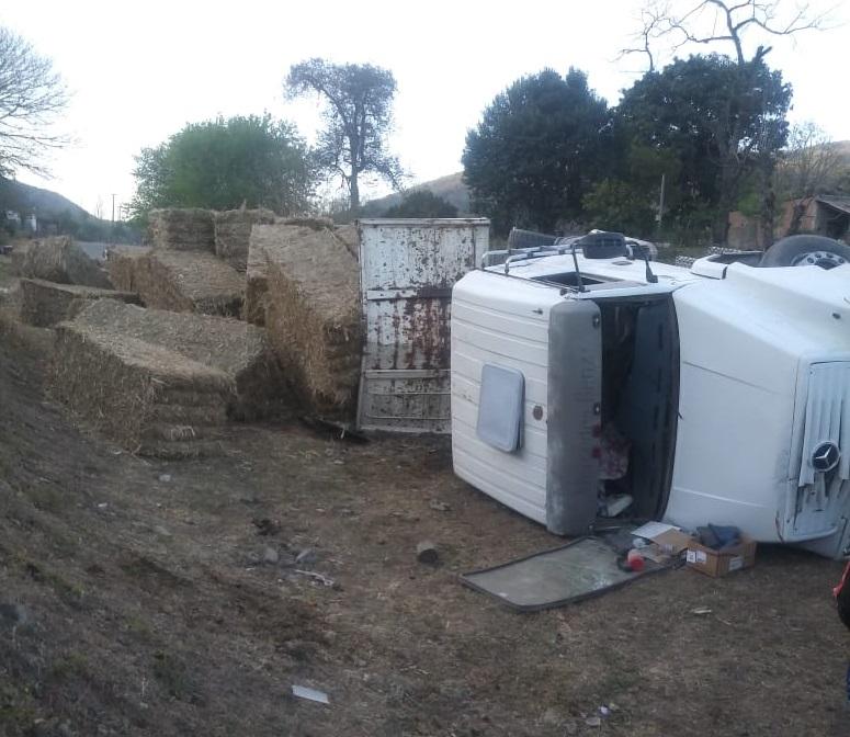 VUELCO EN LA RUTA 340. Fotos: Gentileza Policía de Tucumán