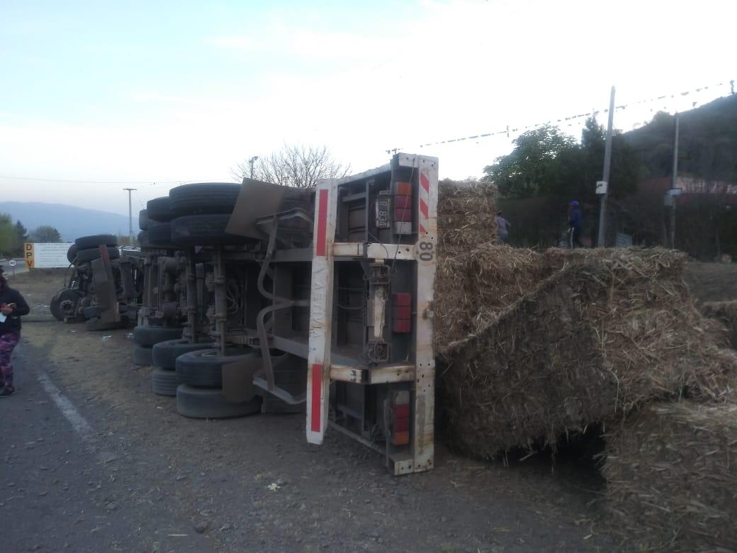 VUELCO EN LA RUTA 340. Fotos: Gentileza Policía de Tucumán