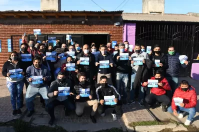 De cara a las PASO, Manzur recorrió el barrio Independencia junto a dirigentes y vecinos