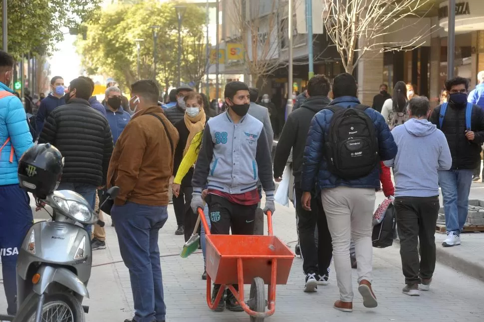 PELIGRO. La circulación comunitaria del virus obliga a tomar medidas como el distanciamiento social y el barbijo. 