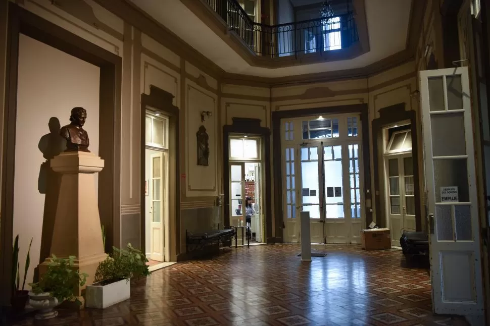 INSTITUCIÓN. El hall del colegio Tulio García Fernández. La madre de un alumno que sufrió un abuso pidió que se investigue a todo el personal. LA GACETA / FOTO DE INÉS QUINTEROS ORIO