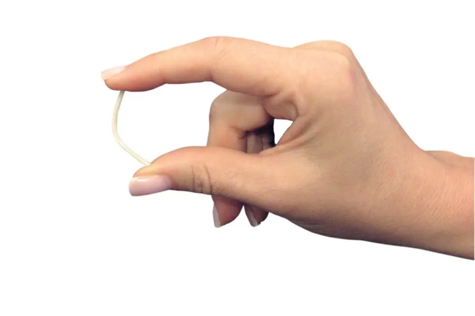 PEQUEÑO. El dispositivo se coloca debajo de la piel, en el antebrazo.