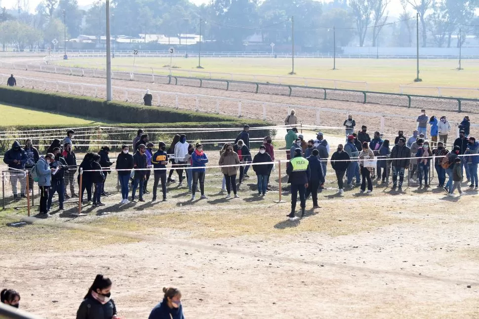 DIA DE COBRO. Los beneficiarios fueron al Hipódromo. 