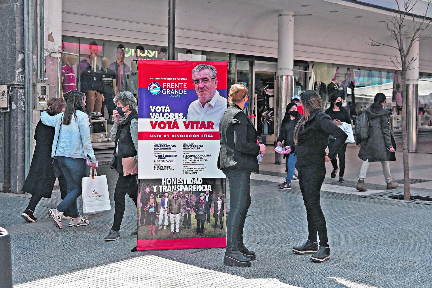 Bullicio y cotillón electoral en la peatonal