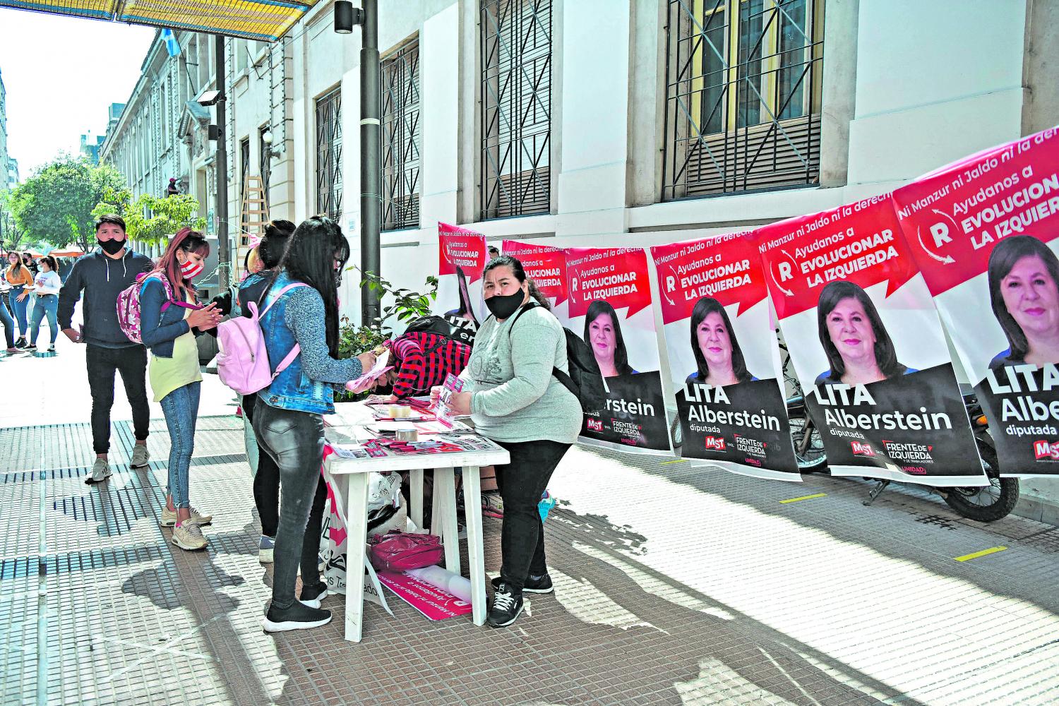 Bullicio y cotillón electoral en la peatonal