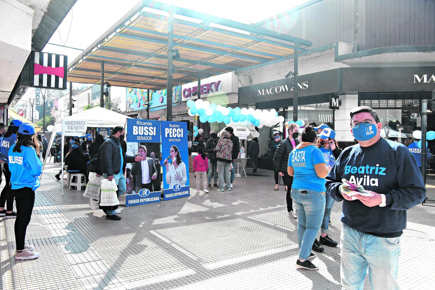 Bullicio y cotillón electoral en la peatonal