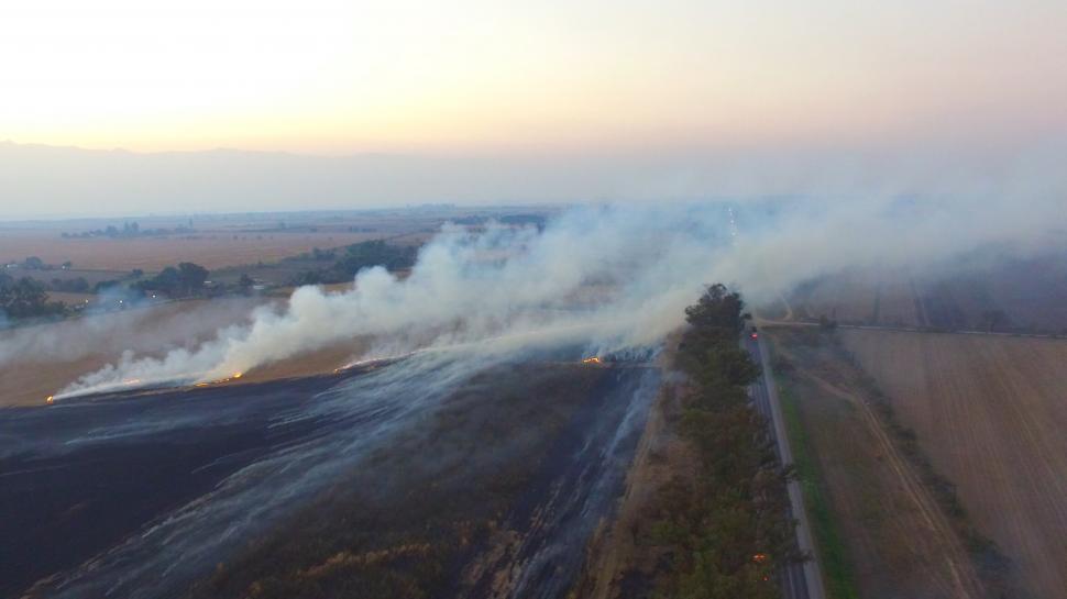 FUEGO. Los incendios en cañaverales y en pastizales son focos de contaminación que dañan a los vecinos de Monteros y de Concepción. LA GACETA