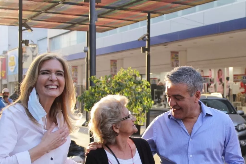 Silvia Elías de Pérez y José Cano dialogaron con los vecinos. 