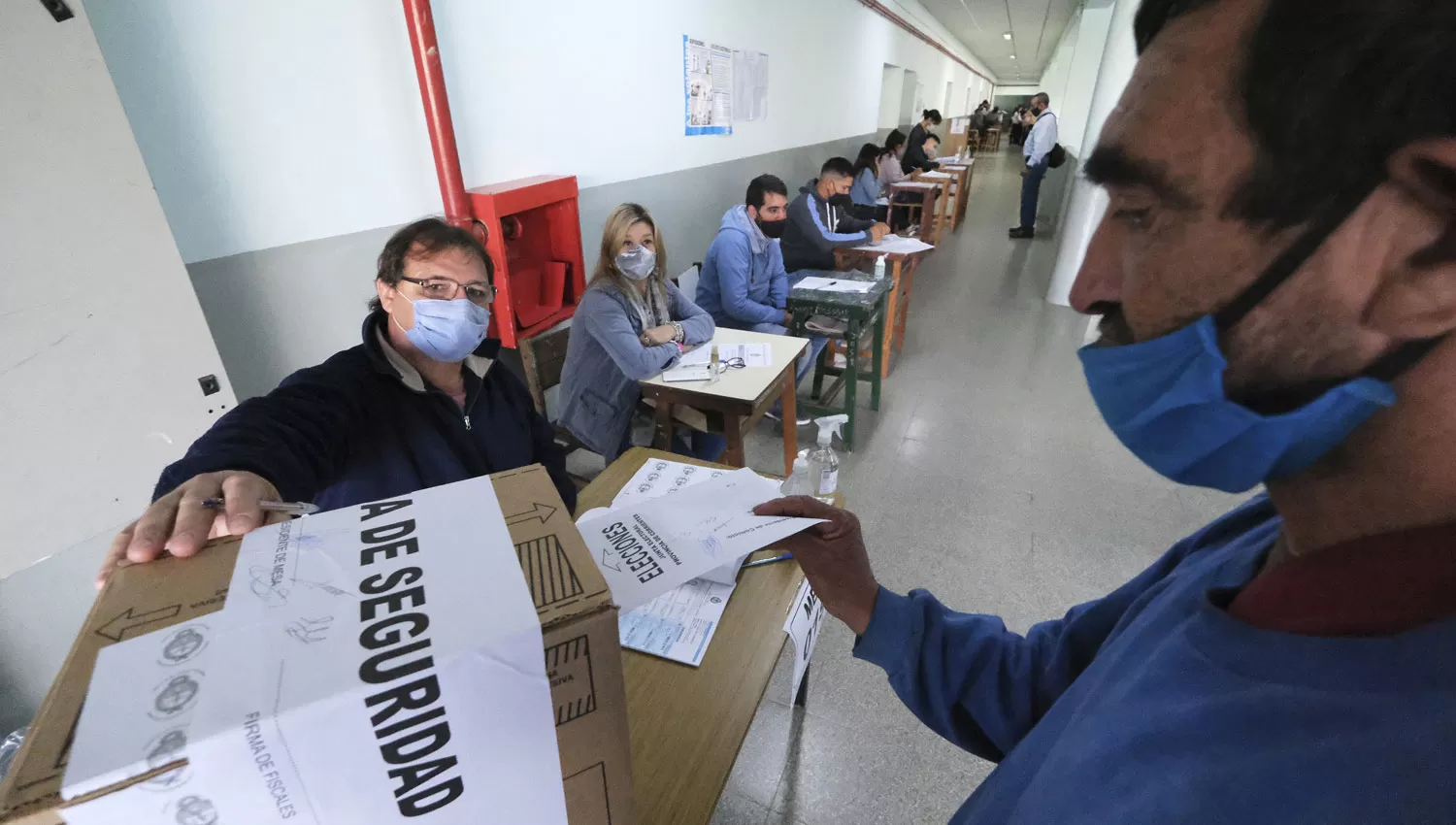 CON NORMALIDAD. Los correntinos iniciaron esta mañana los comicios provinciales.