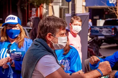 Rumbo a las PASO: Bussi recorrió el microcentro y apuntó contra el peronismo