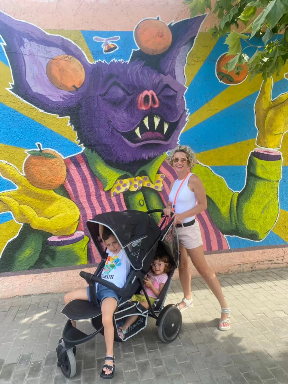 EN VALENCIA. Caro, con sus hijos de tres y cinco años, reconoce que la locura de emigrar tiene melancolía.  