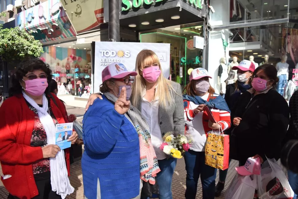 EN OTRO ROL. Rossana Chahla abandonó el traje de ministra para calzarse el de candidata; ayer recorrió el microcentro entregando votos y pidiendo el acompañamiento a su lista. LA GACETA / FOTOs DE Analía Jaramillo