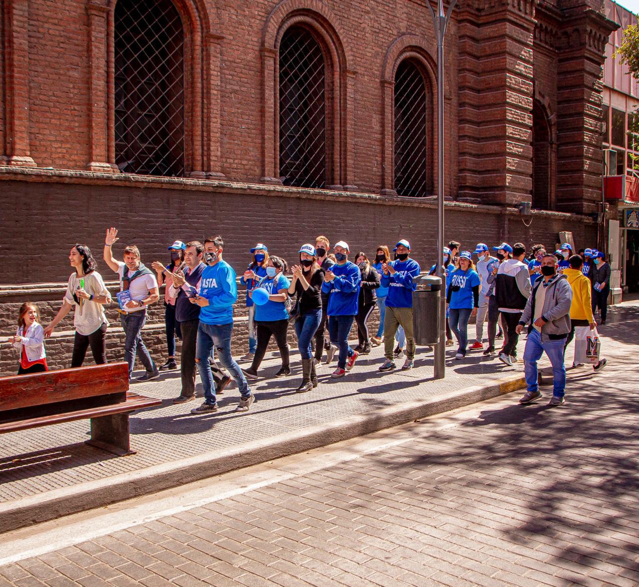 Rumbo a las PASO: Bussi recorrió el microcentro y apuntó contra el peronismo