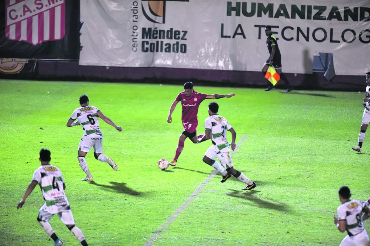 ¡QUÉ MOMENTO! Marcelo Estigarribia anotó su segundo doblete con la camiseta de San Martín y acumula ocho goles en el torneo.