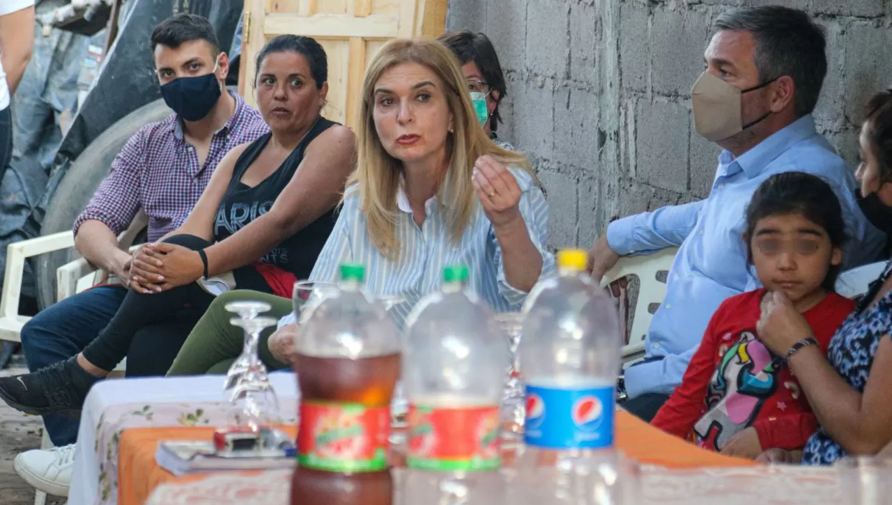 EN CAMPAÑA. La senadora Silvia Elías de Pérez recorrió el barrio Autopista Sur, en San Miguel de Tucumán.