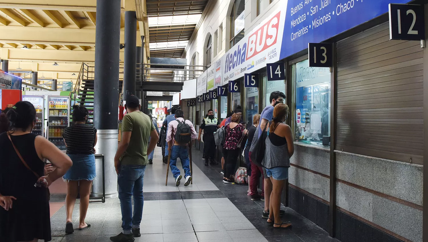 MOVIMIENTO. Los primeros servicios salieron minutos después del mediodía en la terminal de colectivos.