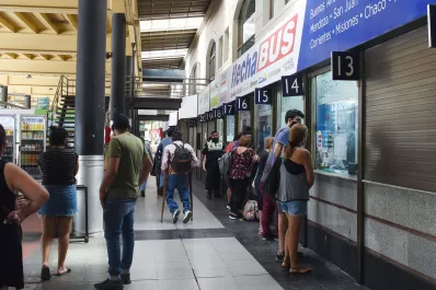 Terminó el paro de UTA y volvieron a circular los colectivos de larga distancia