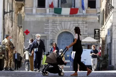 Italia: reinstalan el uso del barbijo obligatorio al aire libre en Sicilia