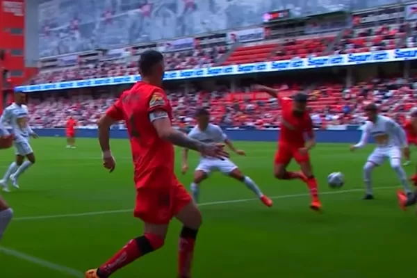 Mirá el golazo de taco del tucumano Canelo en el triunfo de Toluca