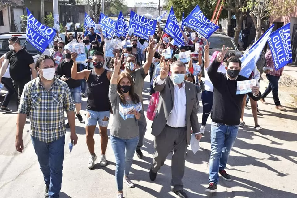 EN LA CAPITAL. Jaldo encabezó un recorrido de campaña, con miras a las PASO. Foto: Prensa y Difusión