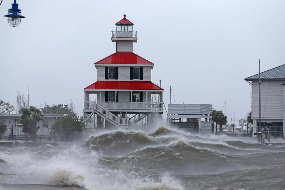 OLEAJE. Los efectos de Ida se hicieron sentir desde el sábado en Pontchartrain Lake, en Nueva Orleans.   