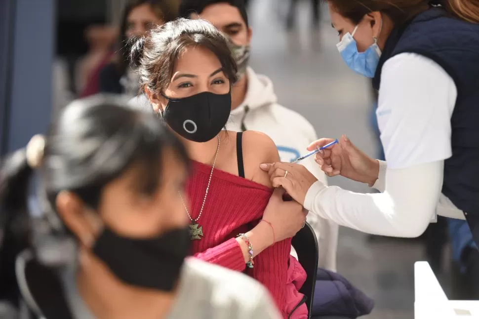 INOCULADA. Una mujer recibe una dosis de la vacuna contra la Covid-19 en su brazo izquierdo.  