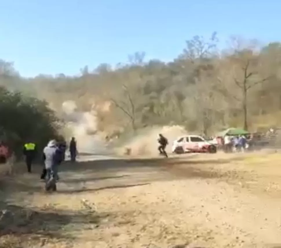 SUSTO. Las consecuencias del fuera de camino de Drube podrían haber sido peores. De milagro, no hubo heridos ni daños que lamentar en la zona del vado. 