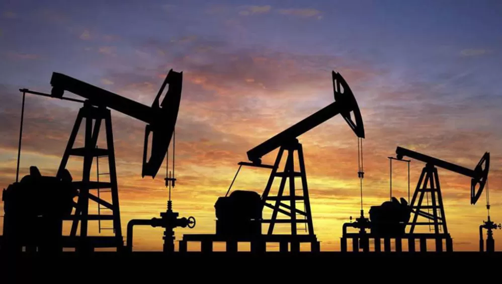 FENÓMENO. El huracán Ida motivó una leve suba del precio del petróleo.