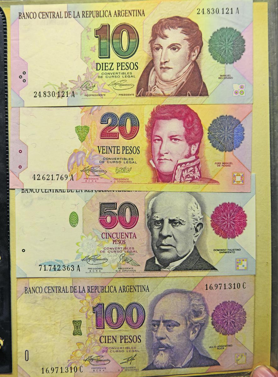 OTRO TUCUMANO. El billete inferior, de 100 pesos, tiene la imagen de Roca. En los otros figuran Belgrano, Rosas y Sarmiento.