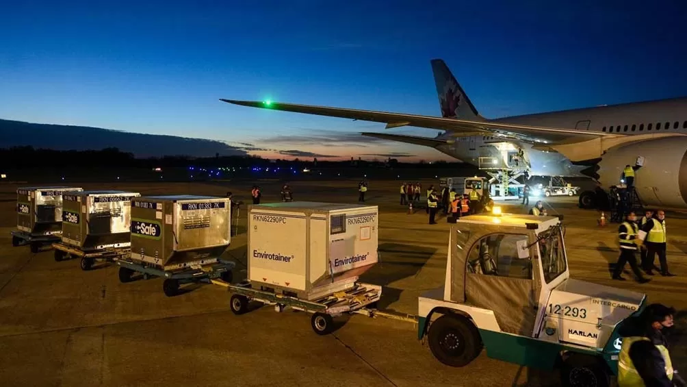 VACUNAS. Un cargamento es desplazado en el aeropuerto.  