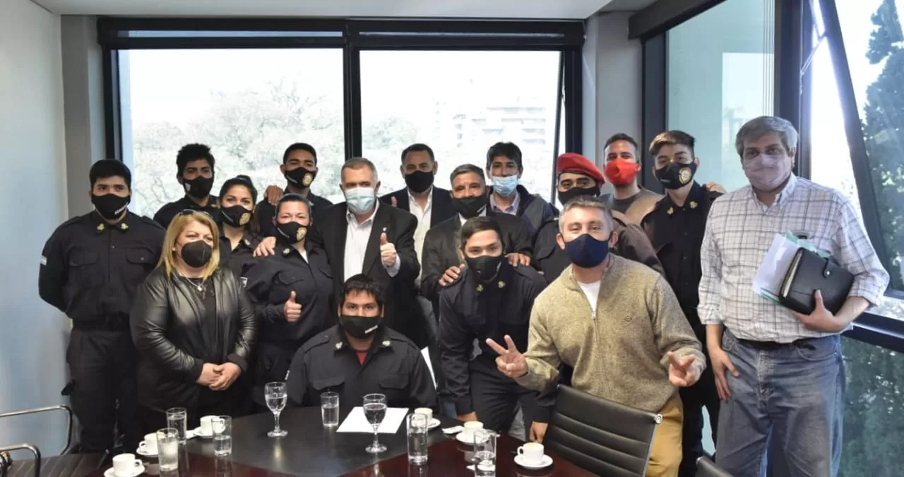 EN REUNIÓN. Jaldo recibió la visita de vecinos y de dirigentes de Santa Ana. Foto: Prensa HLT