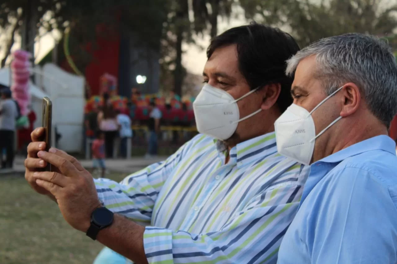 EN CAMPAÑA. El radical José Cano se toma una foto con un votante. Foto: Prensa Cambiemos Juntos