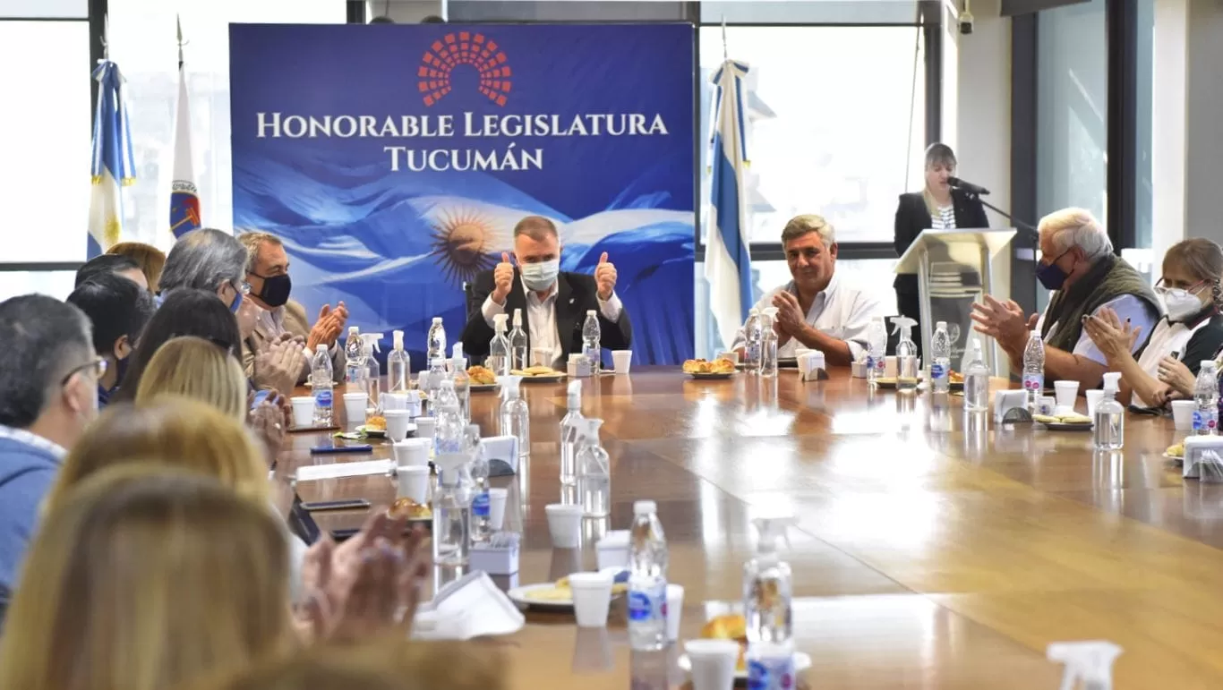 ANUNCIO OFICIAL. Jaldo confirma la entrega de la asistencia económica a las escuelas. Foto: Prensa HLT