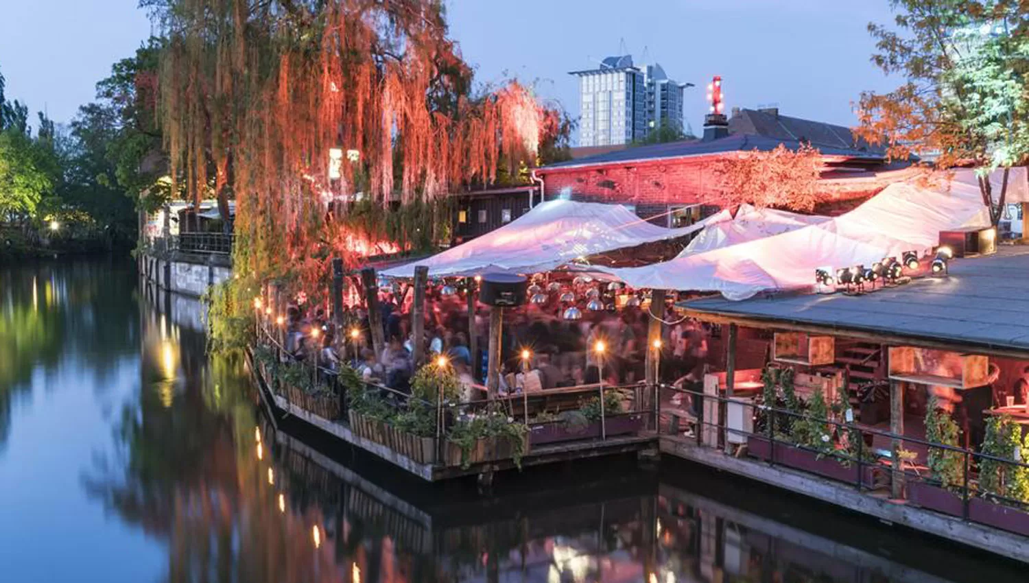 AIRE LIBRE. Hasta ahora los boliches abrían sus patios exteriores, como en esta foto, a orillas del río Spree que cruza la ciudad de Berlín.