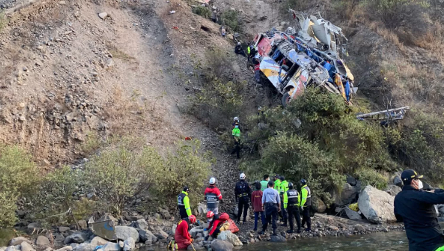 HORROR. El colectivo cayó al vacío y terminó a metros del cauce del río Rimac.