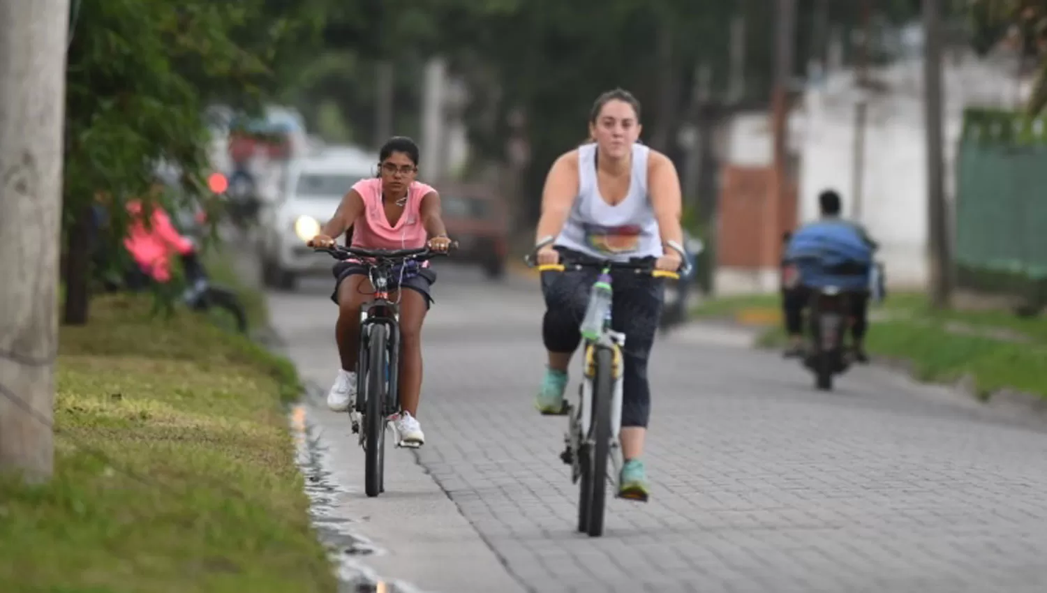 SALUD. Pasear en bicicleta ayuda a fortalecer las piernas y es una actividad de bajo impacto para el cuerpo.