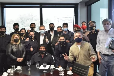 Bomberos voluntarios de Santa Ana fueron recibidos por Jaldo, en la Legislatura