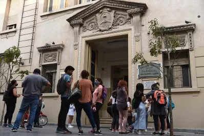 Vuelta a las aulas: presencialidad plena, pero con dudas de los gremios