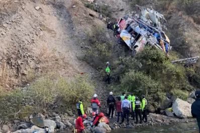 Tragedia en Perú: Un colectivo cayó 200 metros desde un precipicio y hay al menos 21 muertos