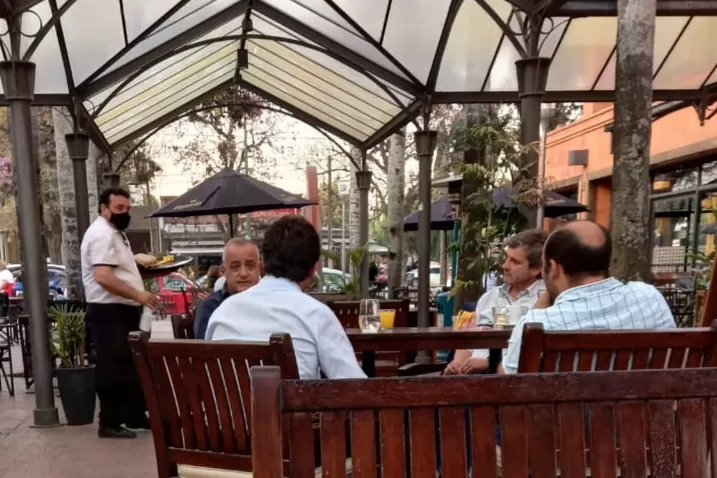 ENCUENTRO en Yerba Buena. Tres intendentes distendidos, café de por medio.