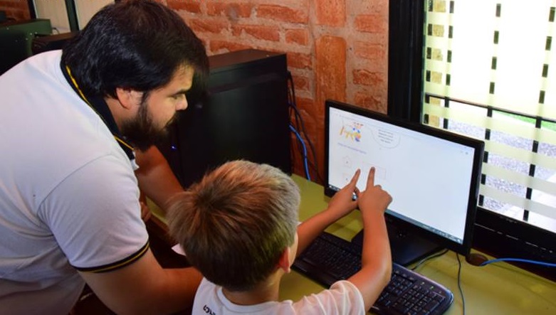 PRESENTE. Gonzalo Díaz agasajó a sus alumnos en el día del estudiante.