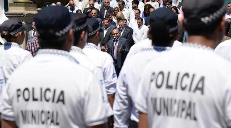 ACTO. El gobernador decretó la presentación de la Policía Municipal. 